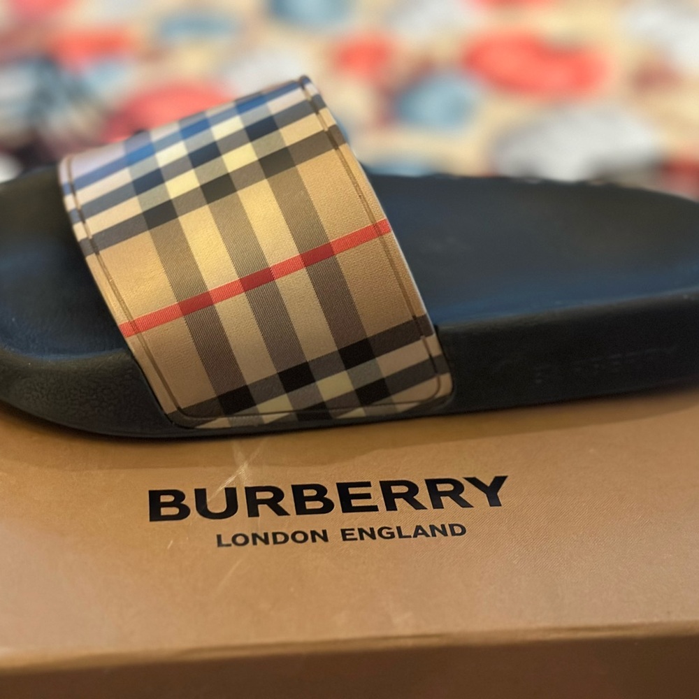 Burberry slides certificate of authentication included.